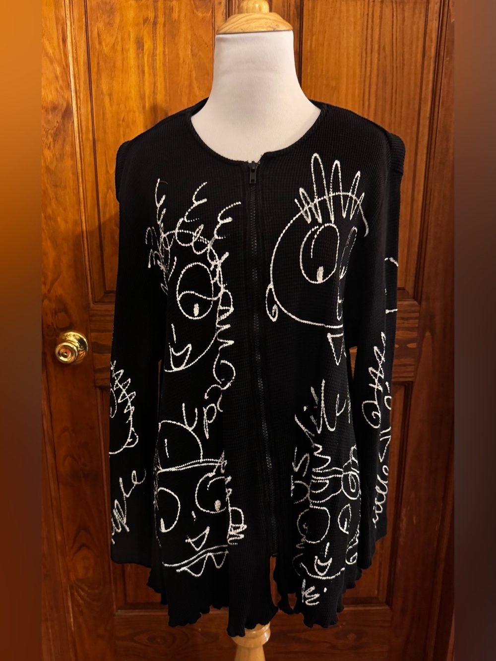 Women’s Glitters Zip up cardigan. There is no size but it’s a true XL. EUC black